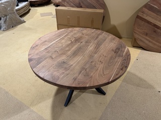 Eettafel, rond acaciahout, zwart metalen spinpoot